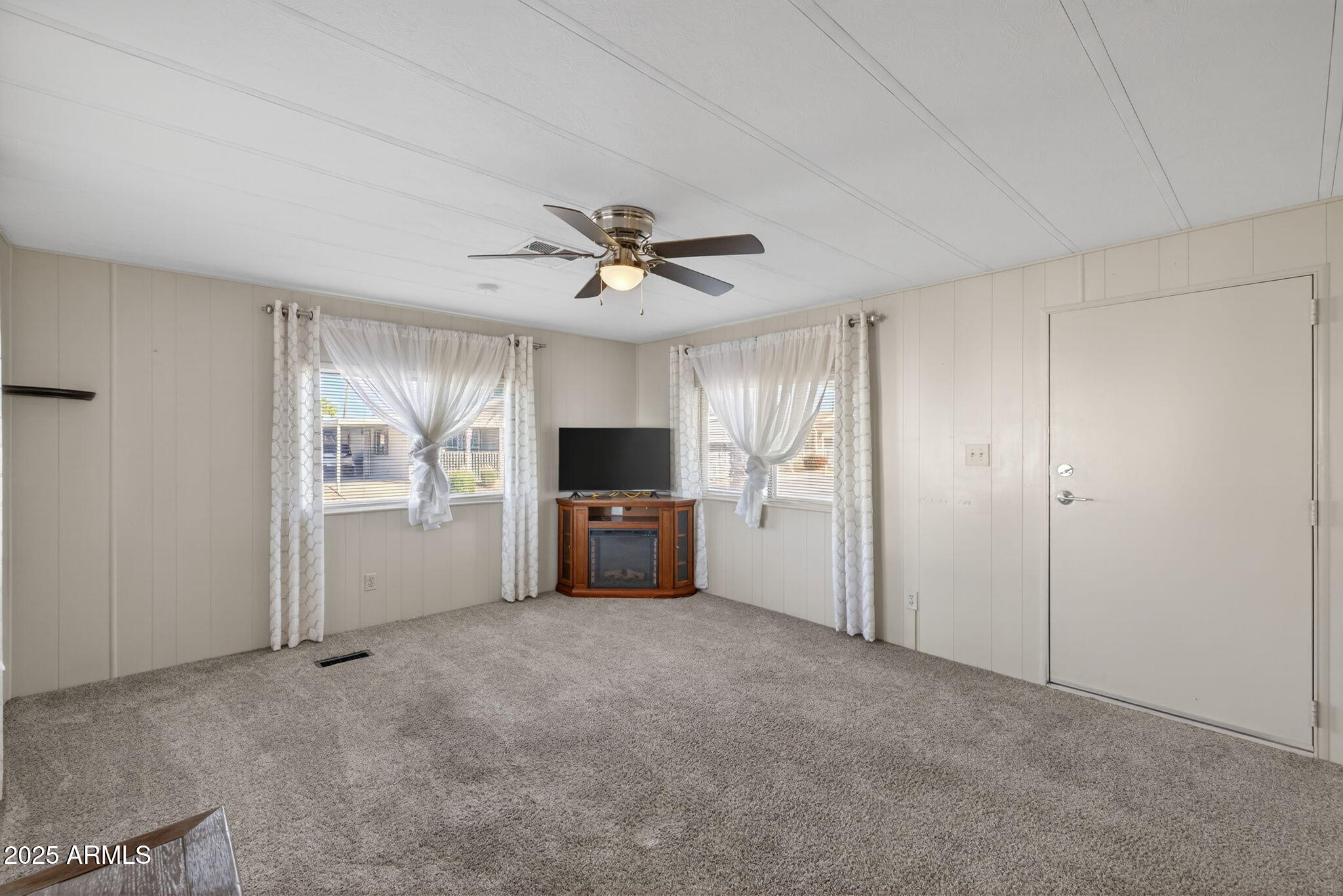 201 South Greenfield Road, Unit 310 Mesa, AZ 85206 - Photo 11 of 34 a view of a livingroom with a kitchen