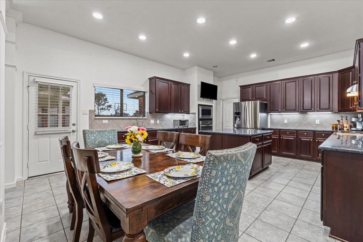 3911 Palm Crest Drive Rosharon, TX 77583 - Photo 7 of 47 Kitchen/Dining