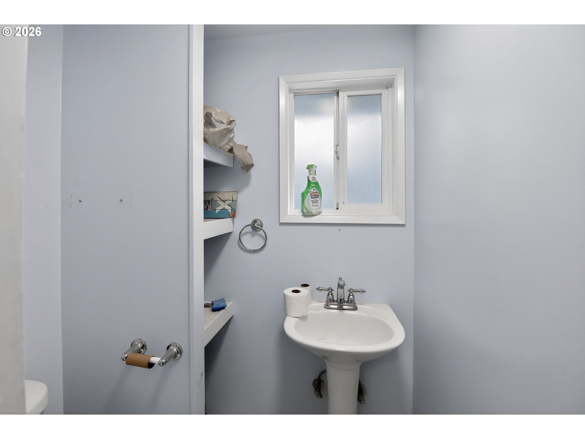 376 Northeast Chestnut Street Madras, OR 97741 - Photo 20 of 26 a bathroom with a sink and a mirror