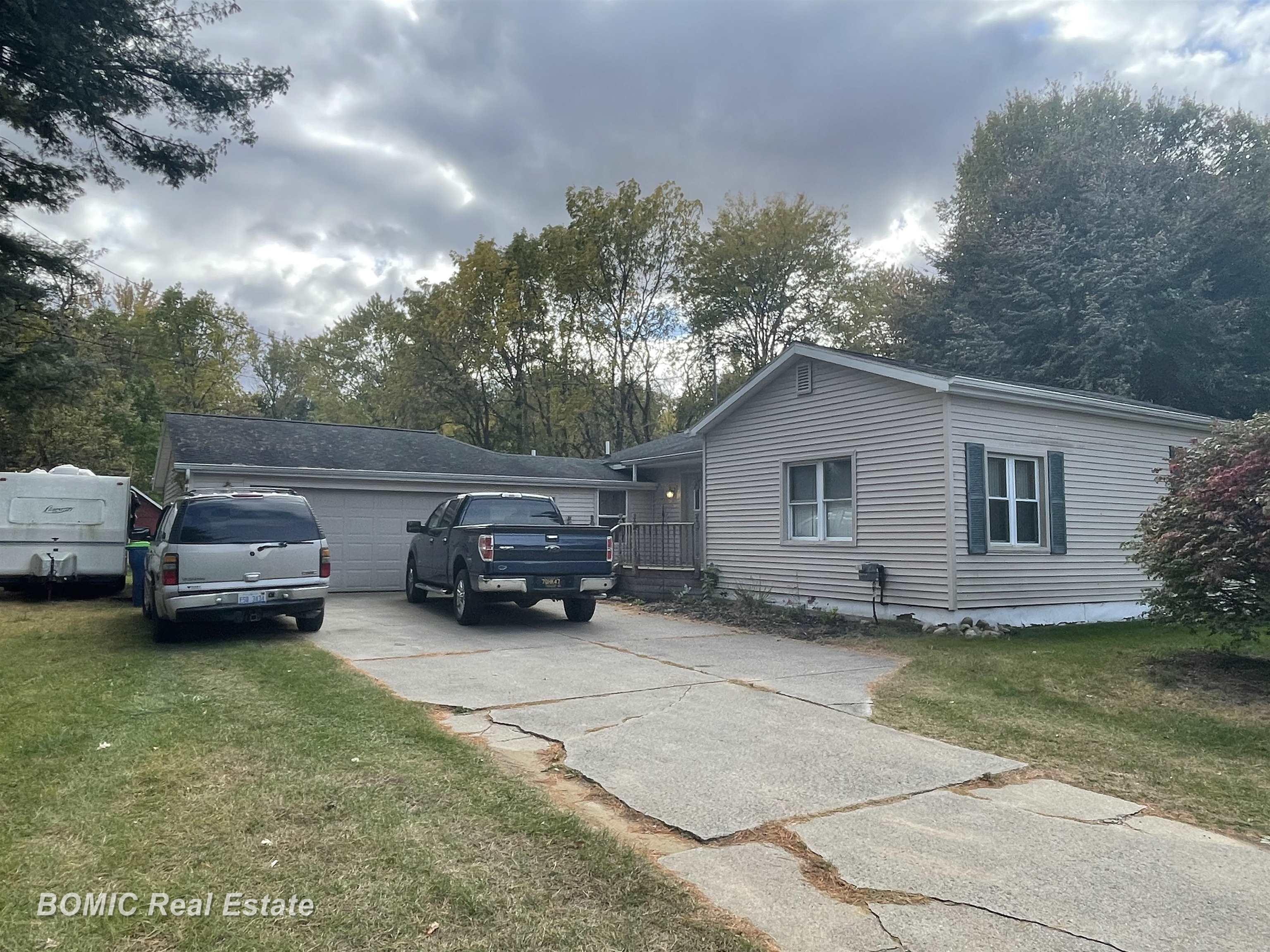 1085 West Moore Road Saginaw, MI 48601 - Photo 12 of 13 50158444-8c146d4a-21c2-4086-acb1-b5f593175396.JPG