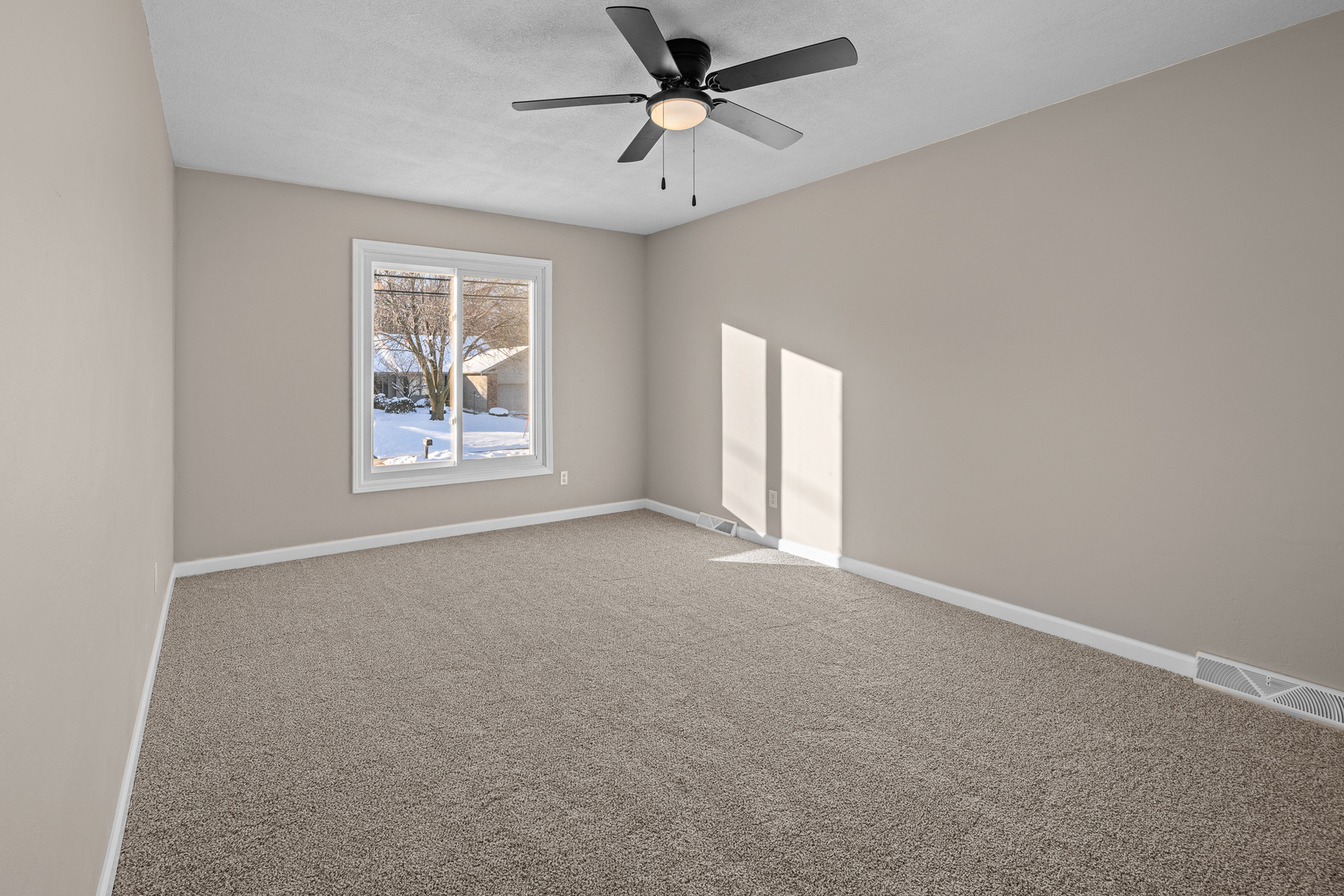 5302 16th Avenue Moline, IL 61265 - Photo 13 of 34 an empty room with windows and fan
