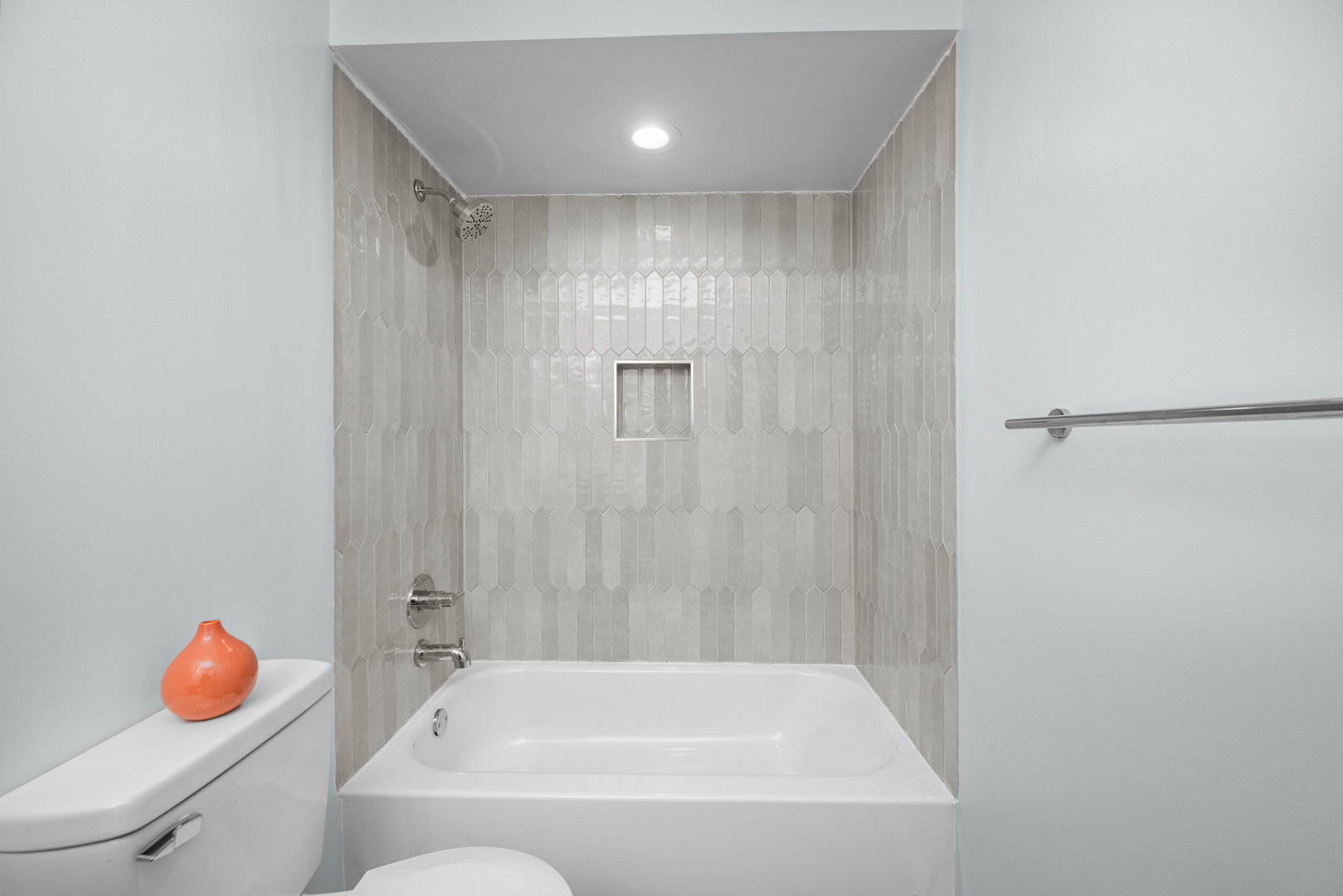 5302 16th Avenue Moline, IL 61265 - Photo 16 of 34 a bathroom with a shower and bathtub