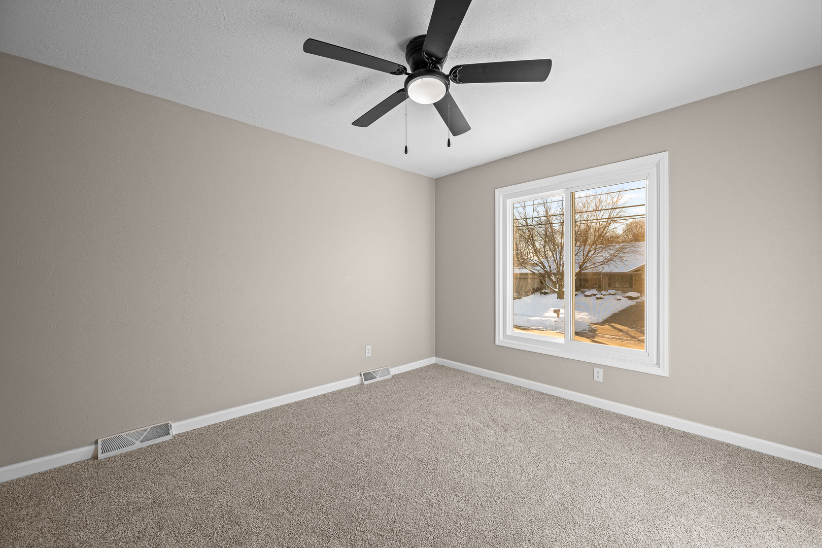 5302 16th Avenue Moline, IL 61265 - Photo 17 of 34 an empty room with windows and ceiling fan