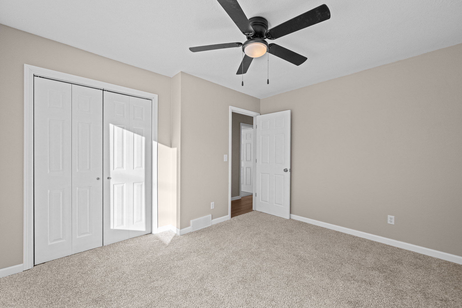 5302 16th Avenue Moline, IL 61265 - Photo 18 of 34 an empty room with a ceiling fan and closet