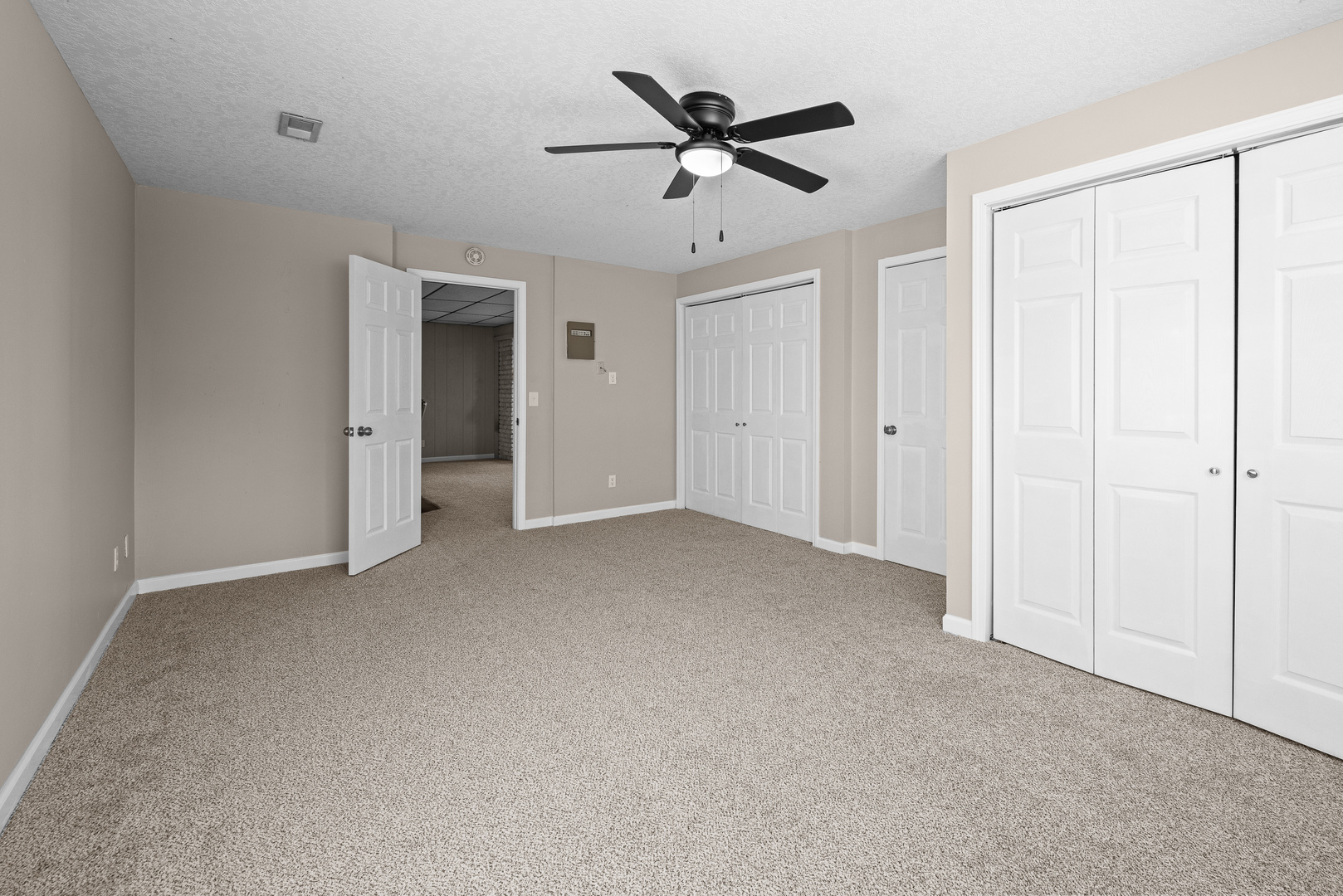5302 16th Avenue Moline, IL 61265 - Photo 29 of 34 a view of a livingroom with a ceiling fan