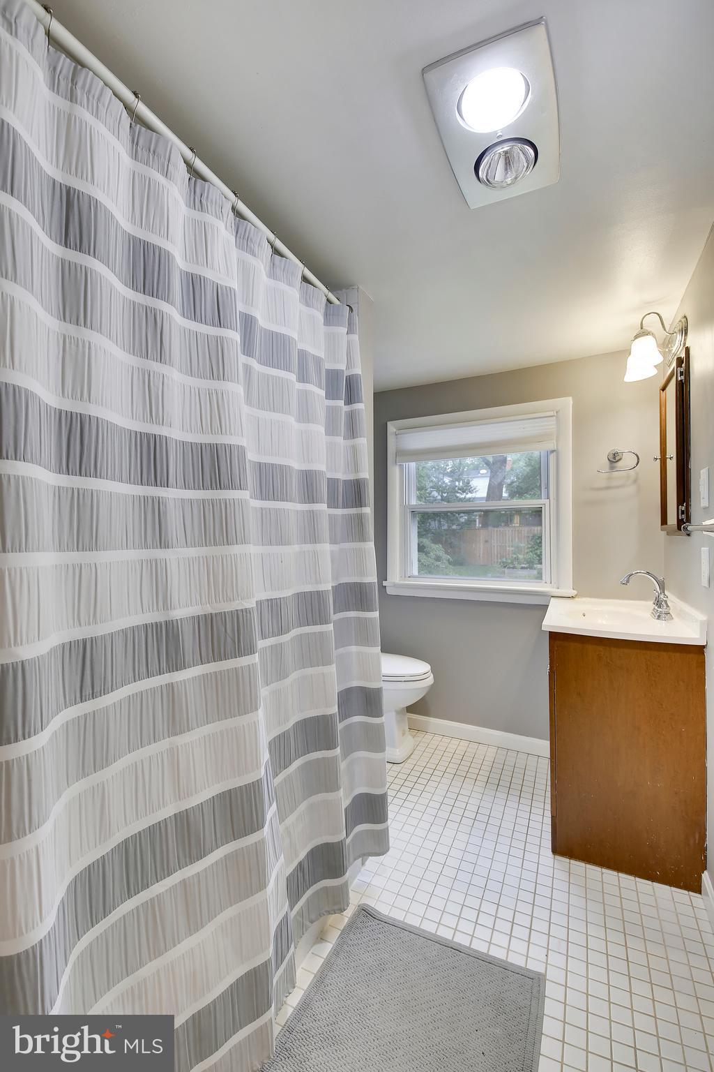 1001 Robin Road Silver Spring, MD 20901 - Photo 20 of 29 Upper Level Bath