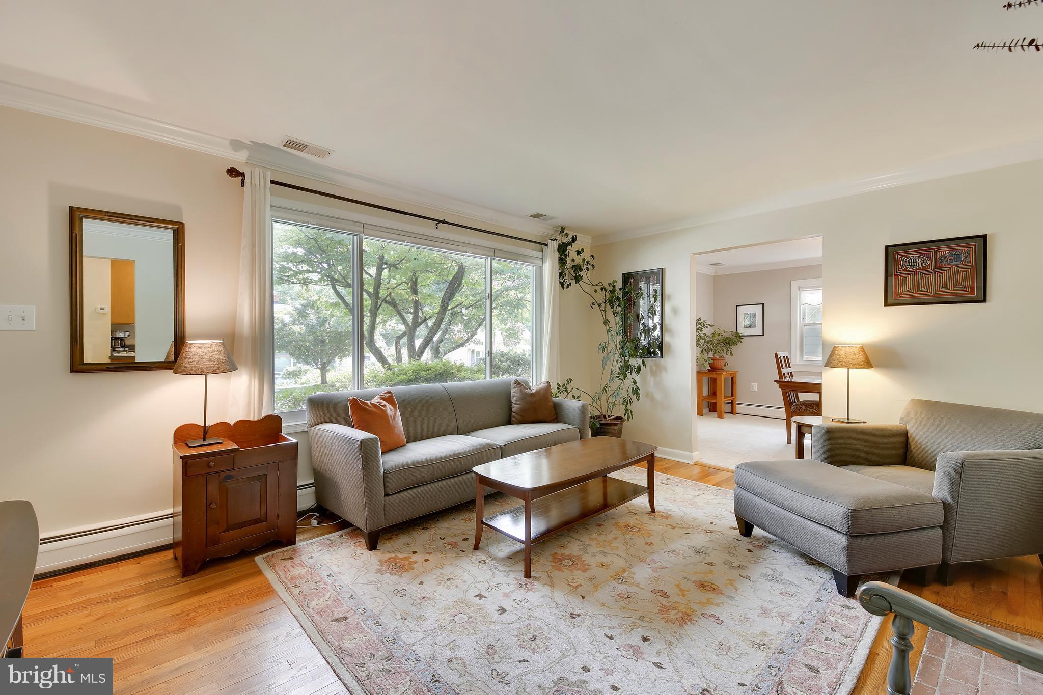 1001 Robin Road Silver Spring, MD 20901 - Photo 4 of 29 Living Room