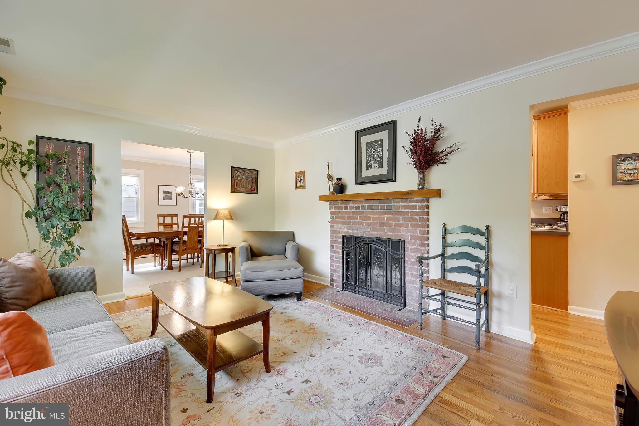 1001 Robin Road Silver Spring, MD 20901 - Photo 5 of 29 Living Room