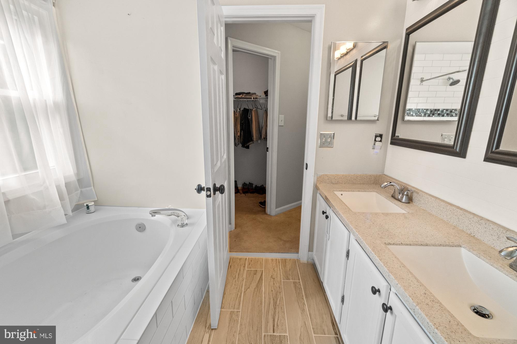 17209 General Custer Way Poolesville, MD 20837 - Photo 39 of 67 Big soaking tub and separate shower