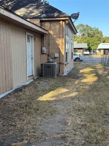 a view of a house with backyard and porch