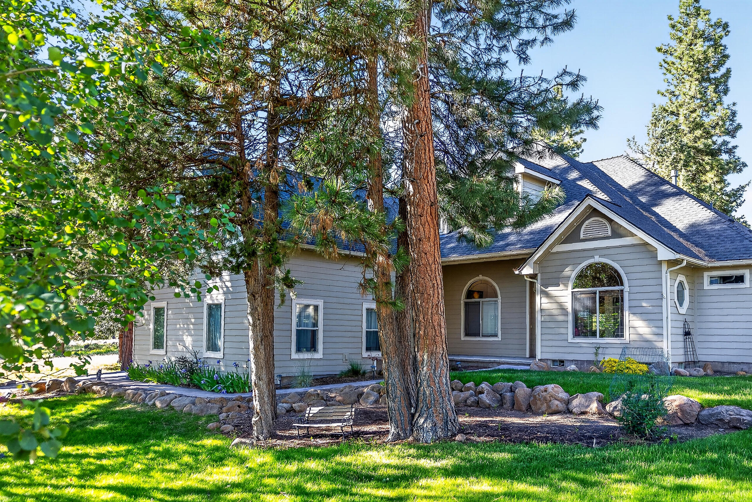 10421 Kestrel Road Klamath Falls, OR 97601 - Photo 3 of 56 a front view of a house with garden