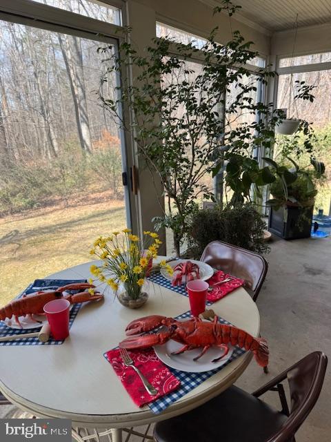 7201 Hawkins Creamery Road Gaithersburg, MD 20882 - Photo 8 of 19 a vase of flowers sitting on a table