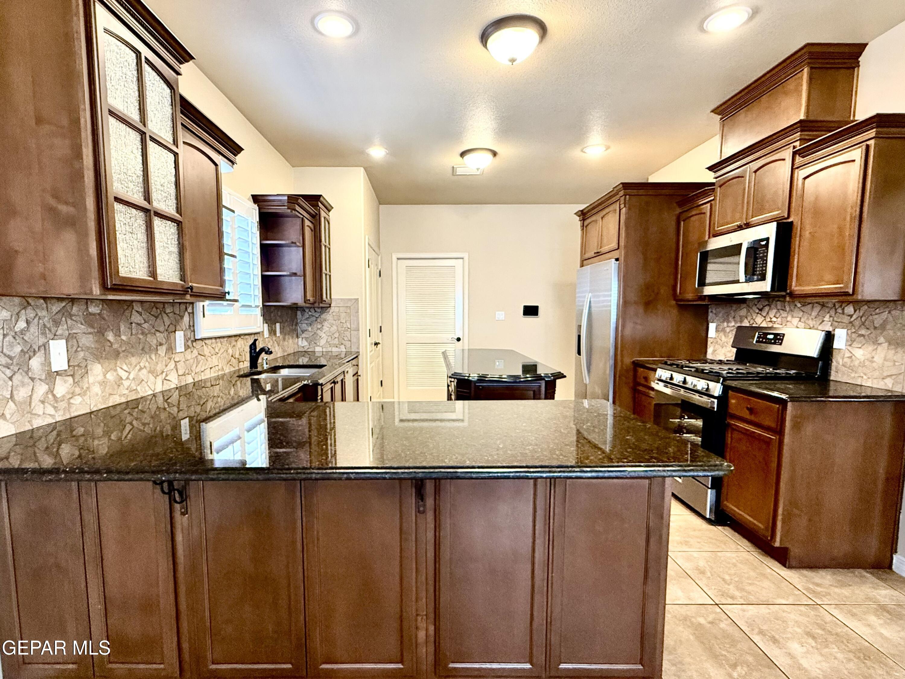 3060 Solar Point Lane El Paso, TX 79938 - Photo 3 of 49 Beautiful Kitchen