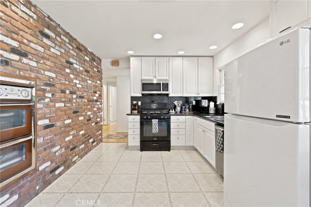 1869 Country Club Road Thousand Oaks, CA 91360 - Photo 10 of 35