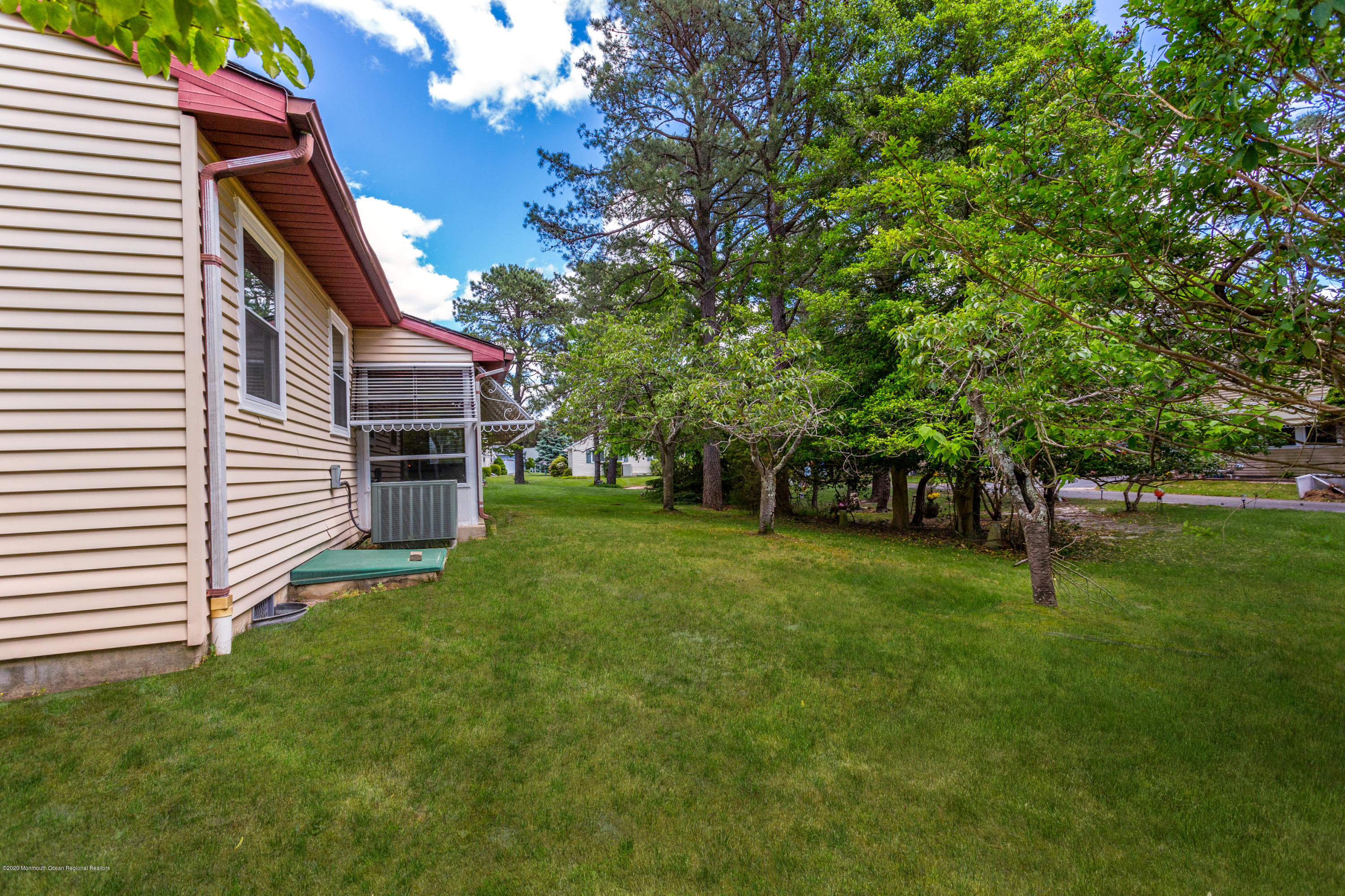 84 Sunset Road, Unit 60 Whiting, NJ 08759 - Photo 51 of 51 a backyard of a house with plants and large tree