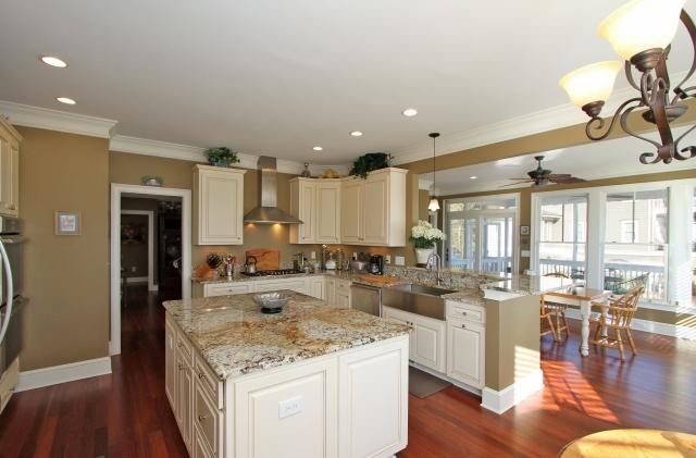 1060 Rivershore Road Charleston, SC 29492 - Photo 12 of 28 Kitchen and Eat In Area