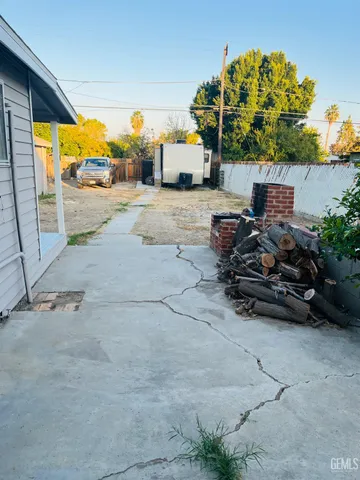 a view of a parking area