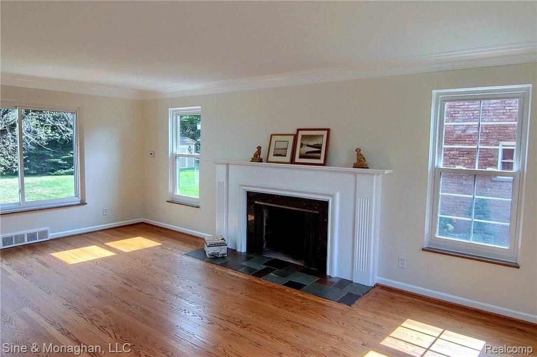 580 Roslyn Road Grosse Pointe, MI 48236 - Photo 5 of 29 Great_Room_2nd_View.jpg