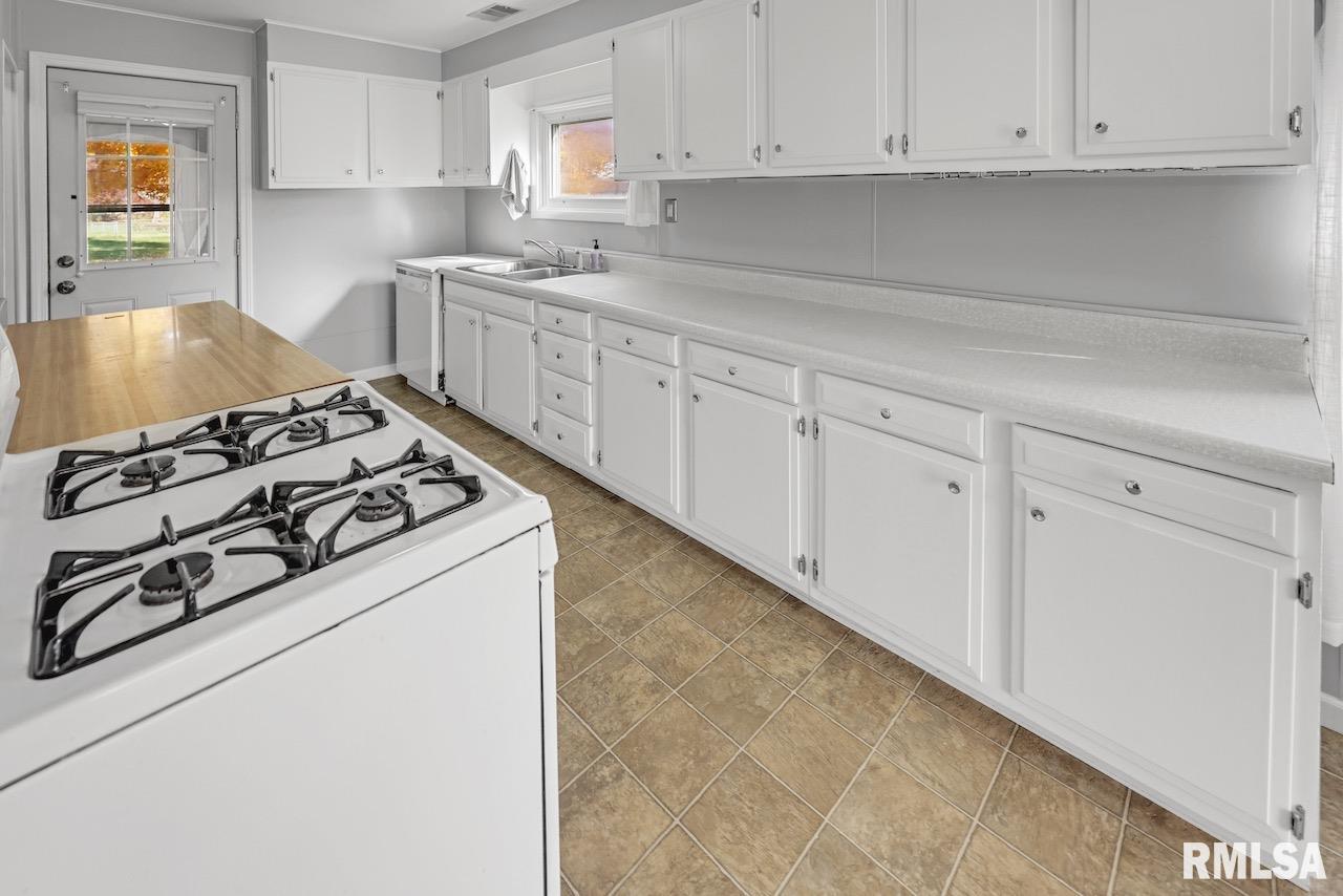 6405 West Conley Road Peoria, IL 61604 - Photo 13 of 27 Gallery Image 13