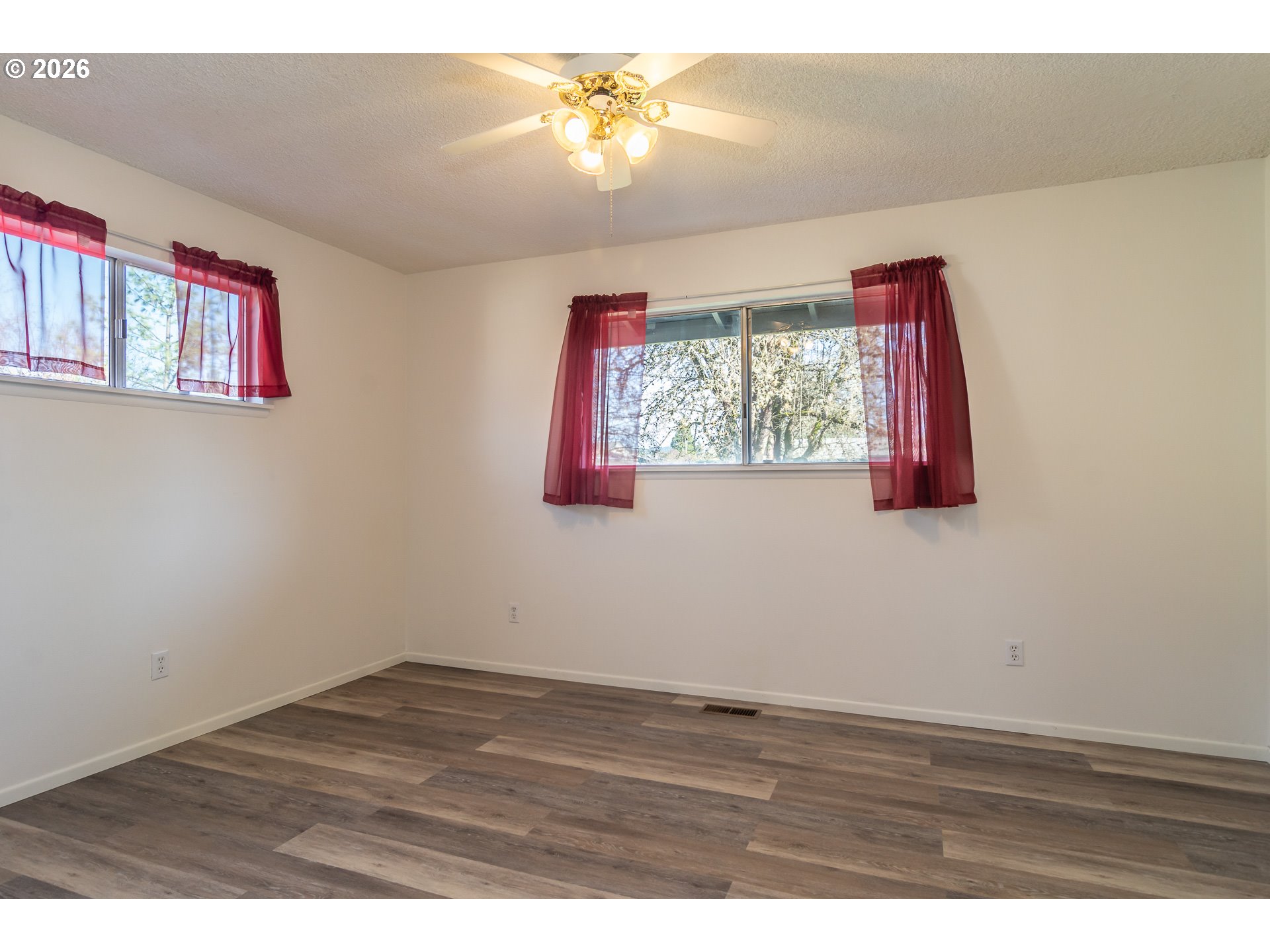 219 Hawthorne Street Sutherlin, OR 97479 - Photo 20 of 45 a view of empty room with window