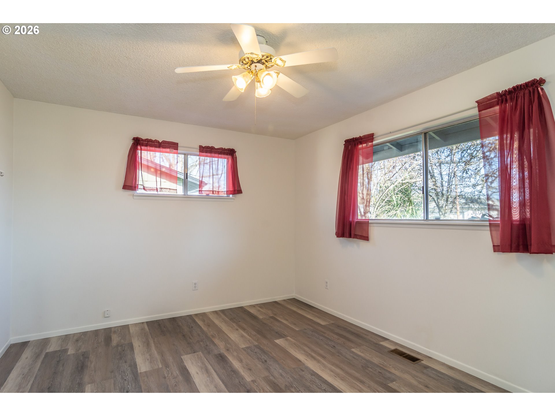 219 Hawthorne Street Sutherlin, OR 97479 - Photo 21 of 45 an empty room with fan and windows