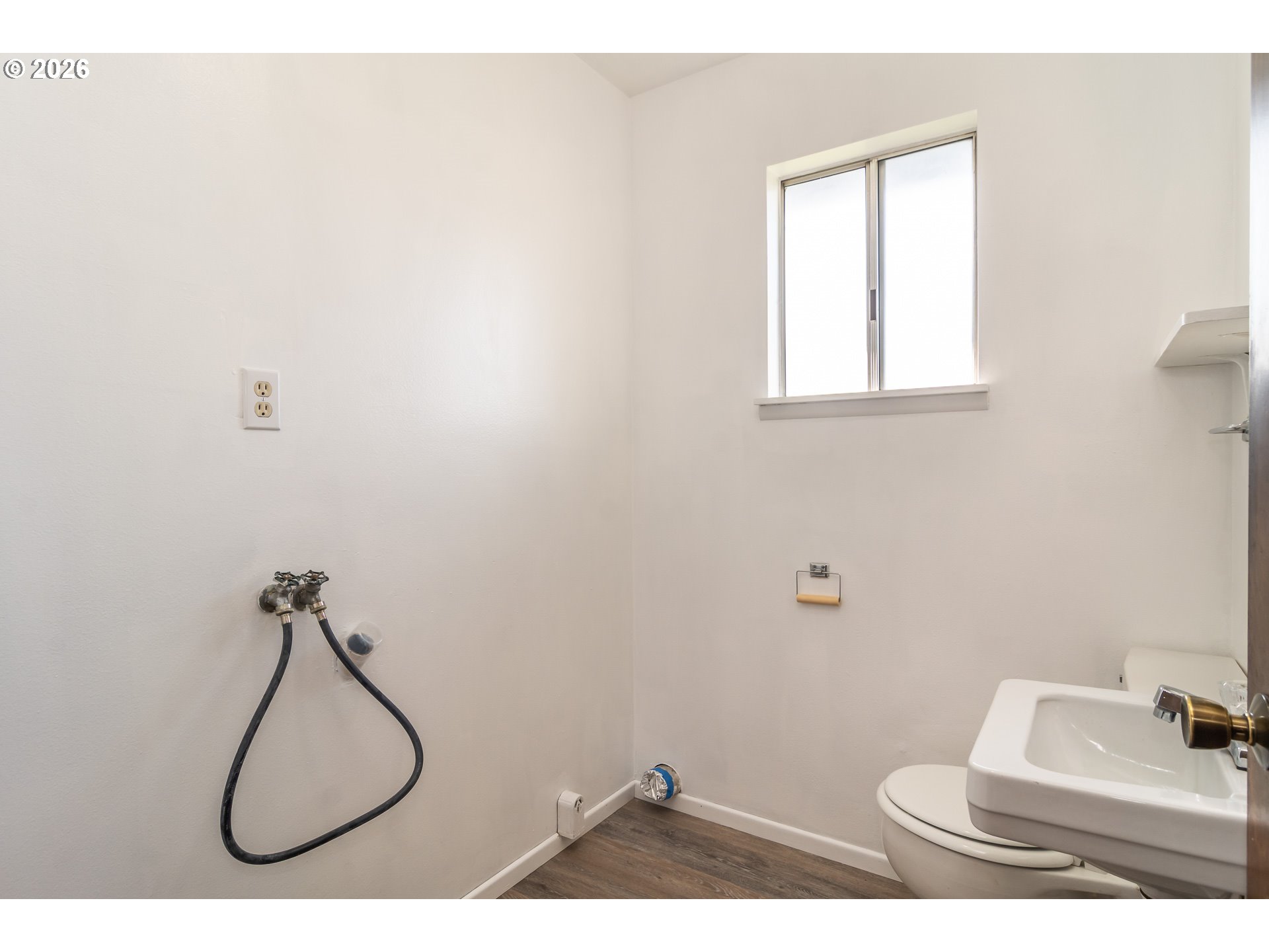 219 Hawthorne Street Sutherlin, OR 97479 - Photo 36 of 45 a room with a workspace and a window