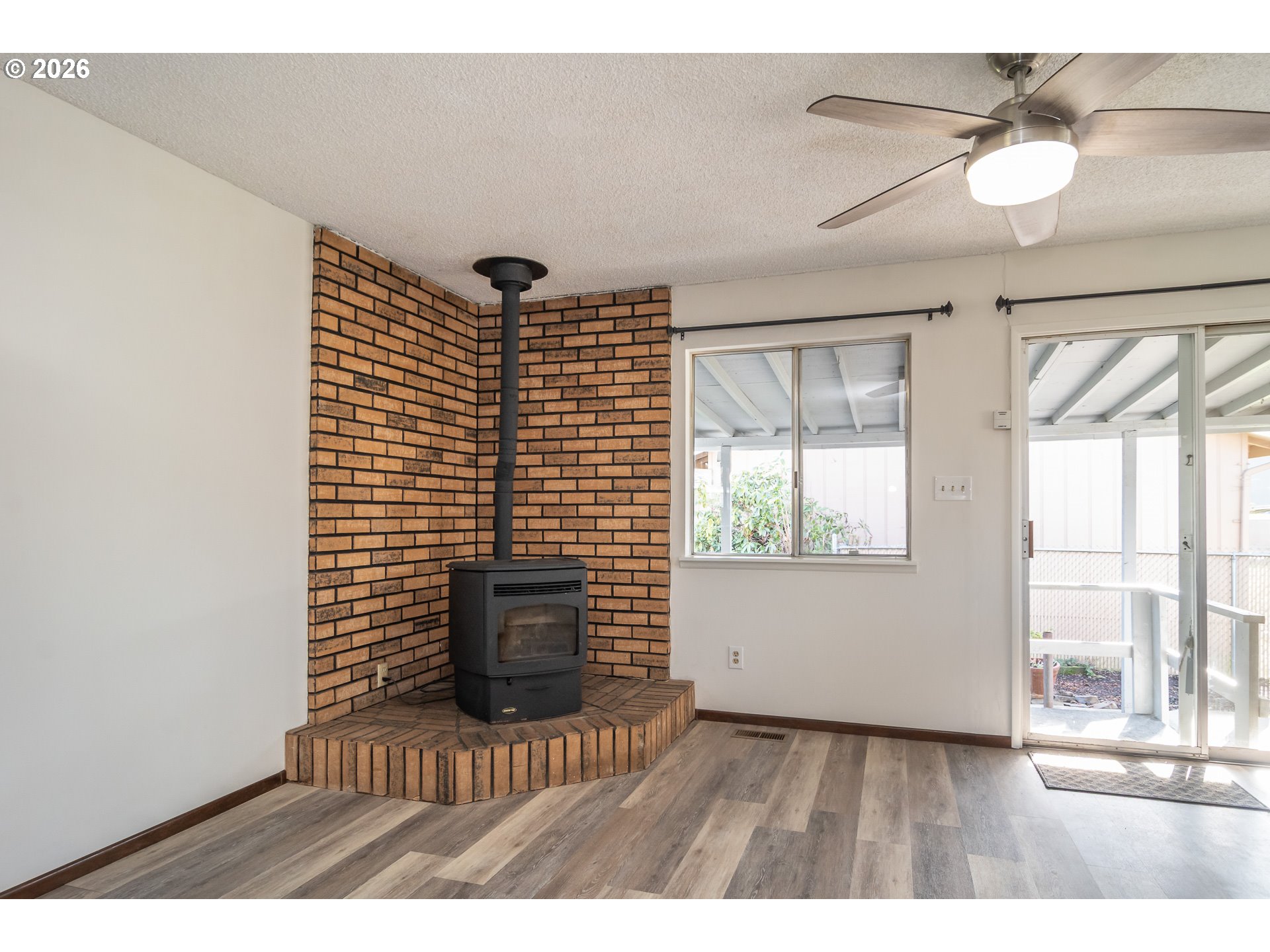 219 Hawthorne Street Sutherlin, OR 97479 - Photo 5 of 45 a view of entryway with livingroom