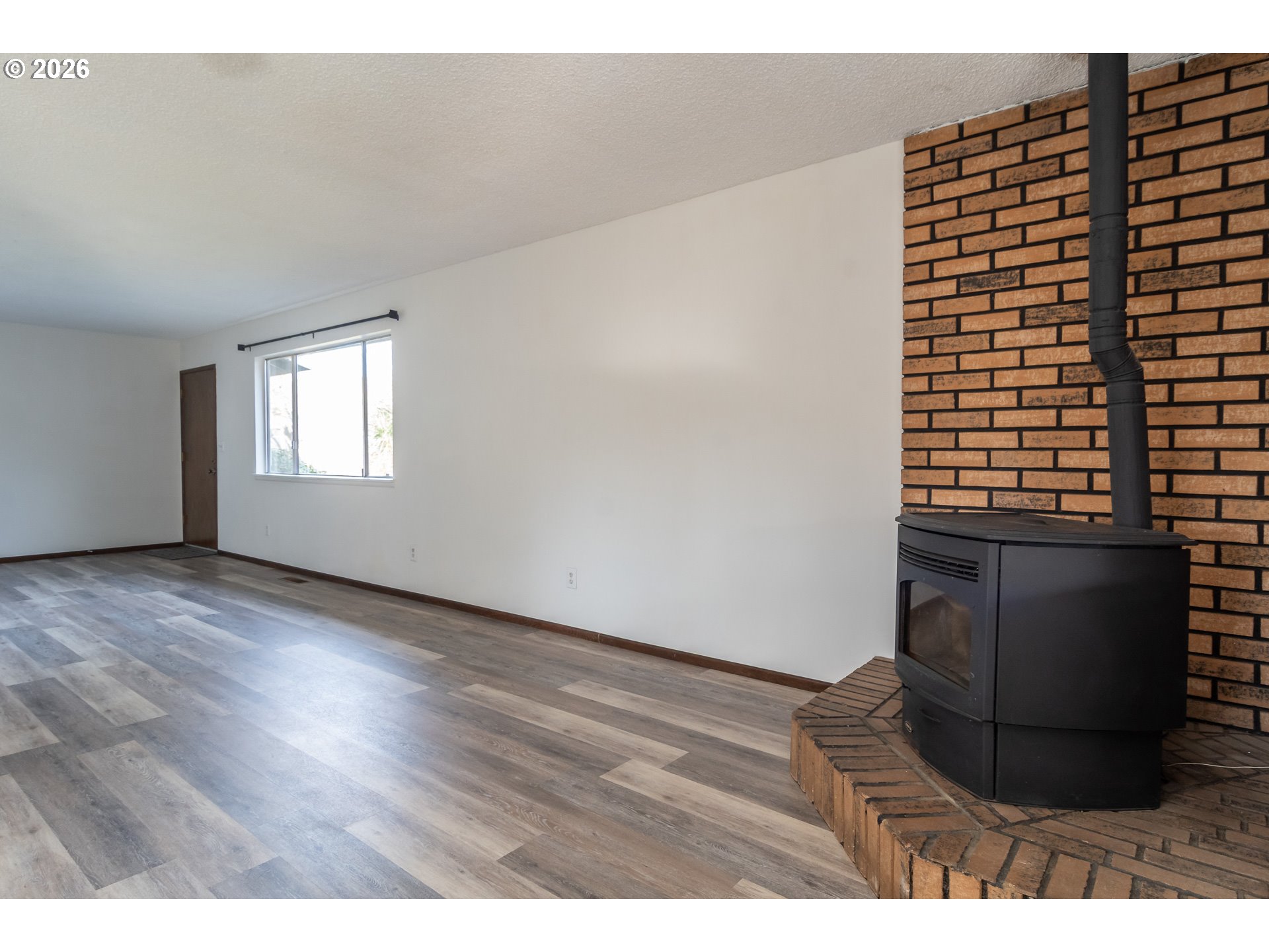 219 Hawthorne Street Sutherlin, OR 97479 - Photo 7 of 45 a view of an empty room and window