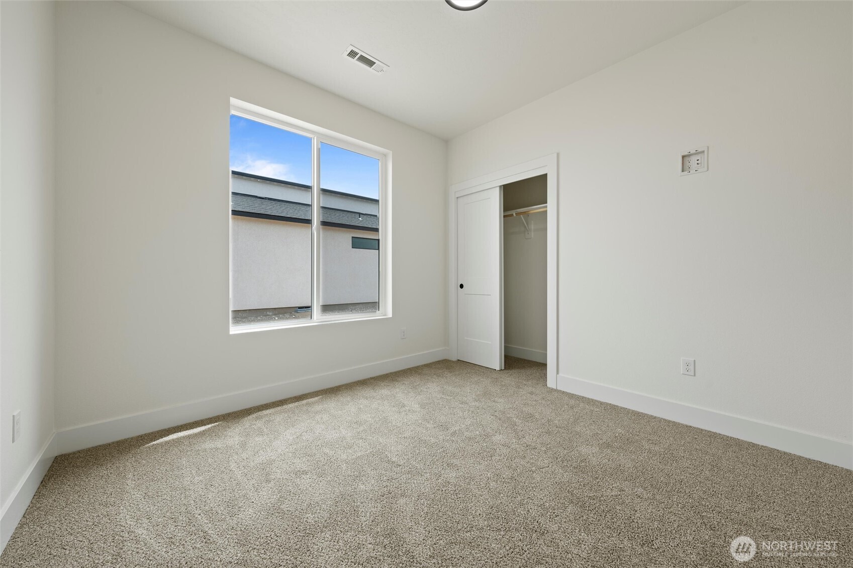 721 O Street Southwest Quincy, WA 98848 - Photo 7 of 33 an empty room with windows and closet