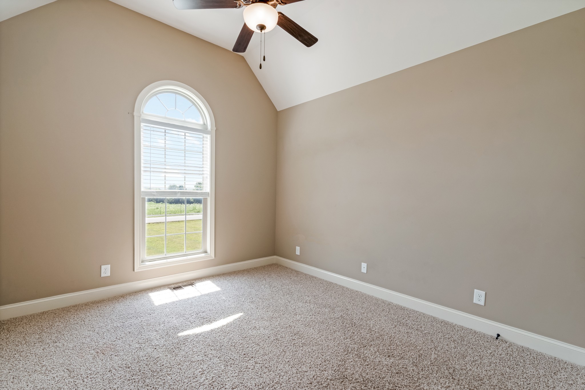 816 Burford Road Lebanon, TN 37087 - Photo 20 of 41 an empty room with windows and closet