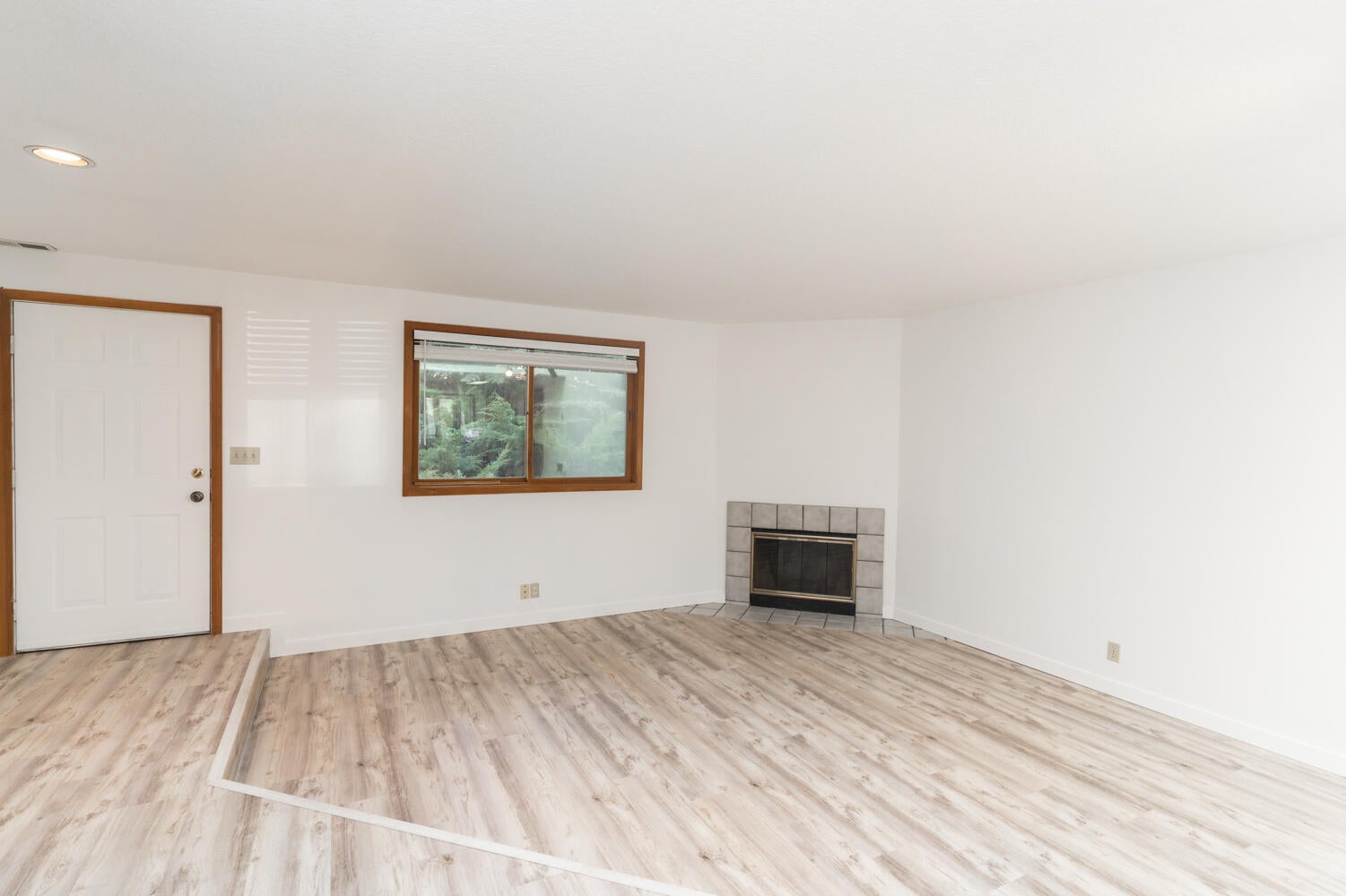 1050 Northeast Butler Market Road, Unit 24 Bend, OR 97701 - Photo 10 of 30 Large great room with new flooring