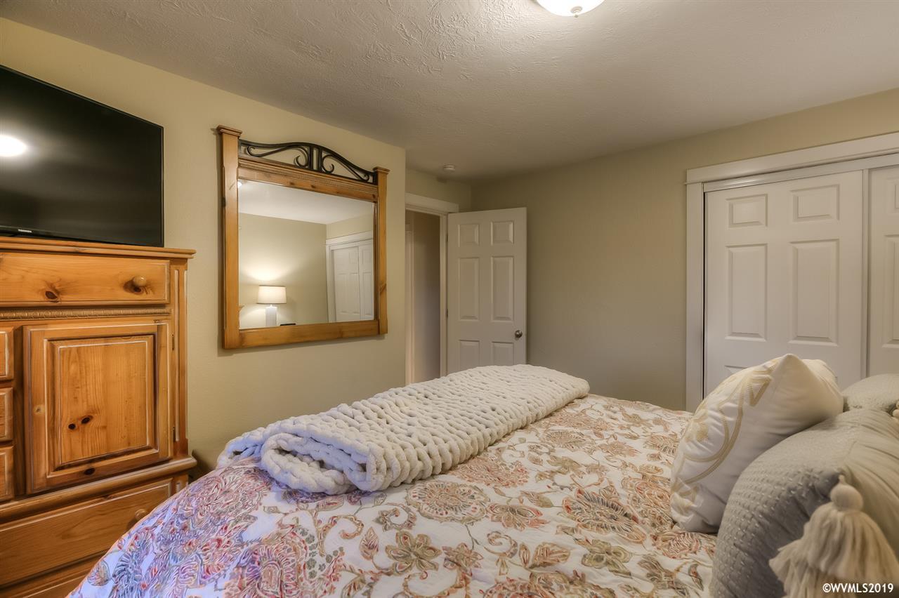 1013 Rafael Avenue North Keizer, OR 97303 - Photo 28 of 36