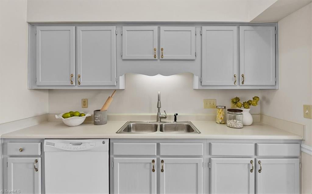 4426 Deacon Court High Point, NC 27265 - Photo 10 of 46 Kitchen