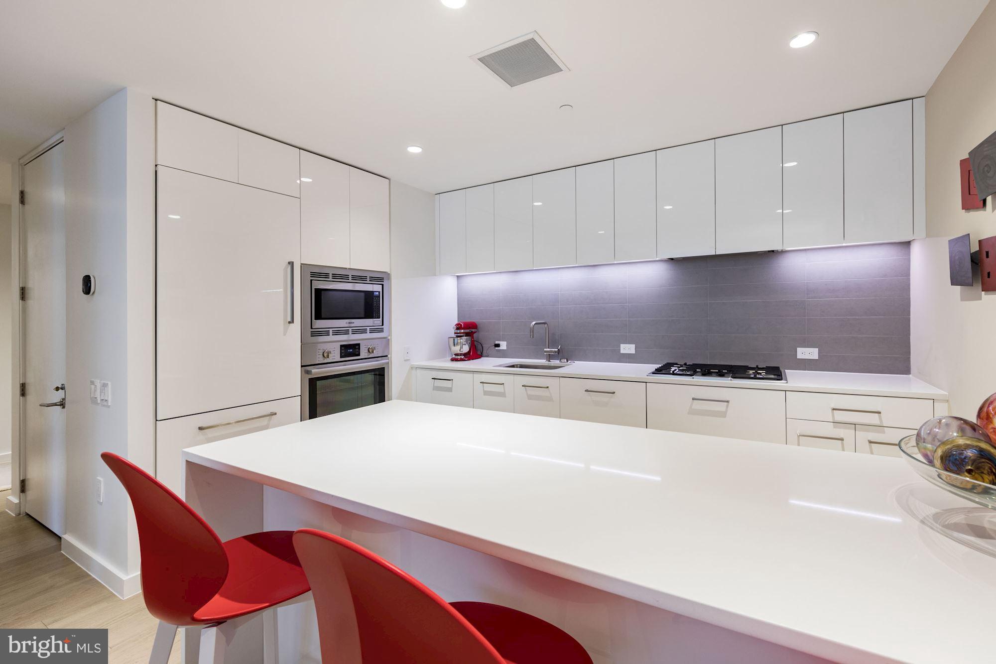 1111 24th Street Northwest, Unit 22 Washington, DC 20037 - Photo 4 of 17 Large Breakfast Bar