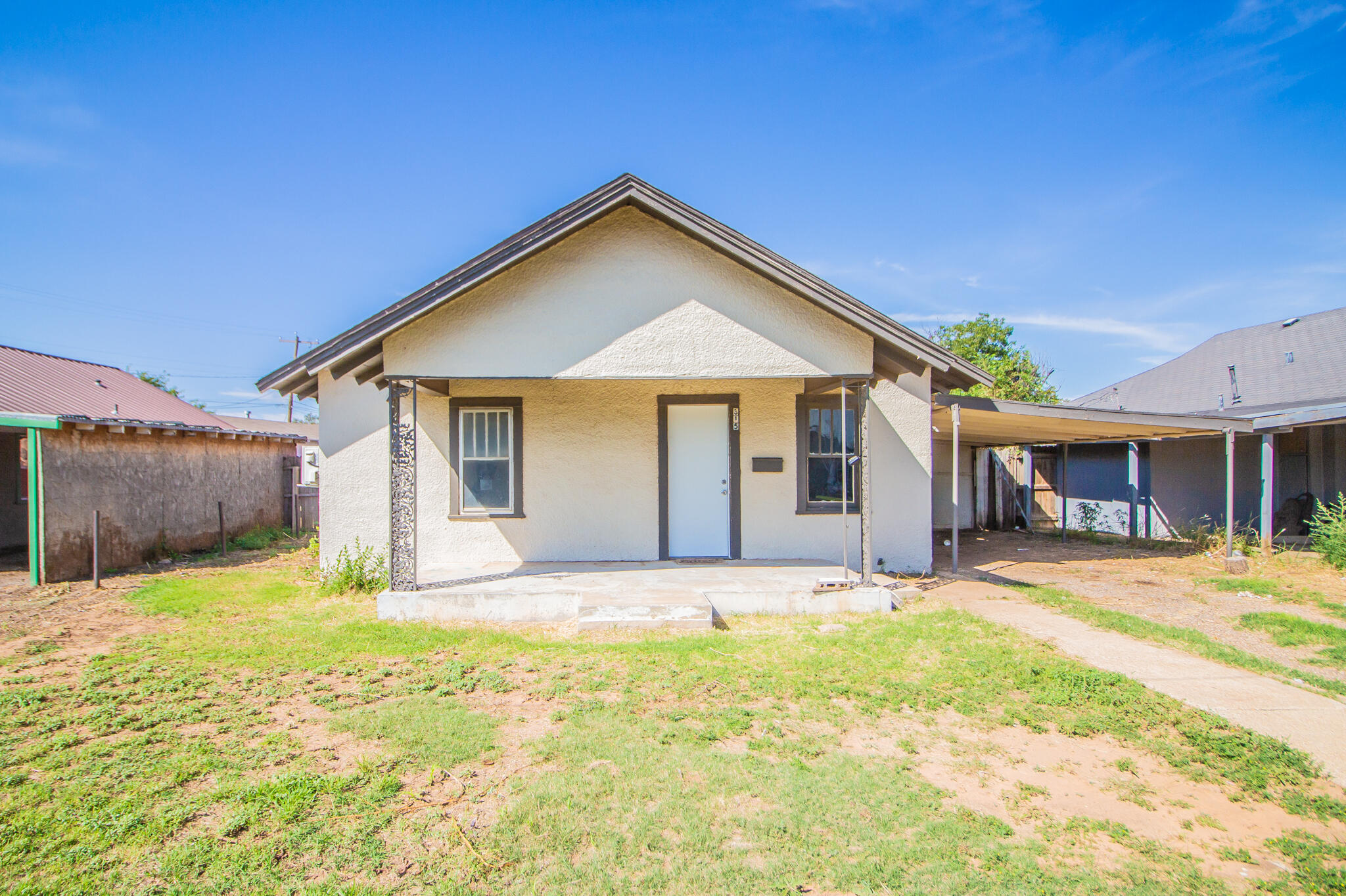 315 South 13th Street Slaton, TX 79364 - Photo 2 of 14 a front view of a house with a yard