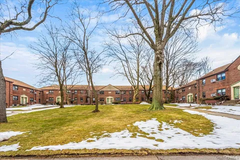 $308,000 | 58-33 246th Crescent, Unit C14 UPPER | Douglaston