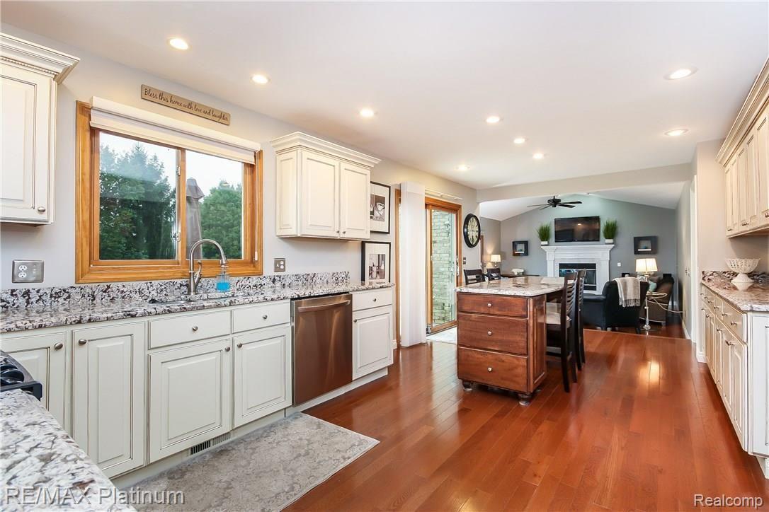 1746 Clover Ridge Drive Howell, MI 48843 - Photo 23 of 95 021-Kitchen-4934273-large.jpg
