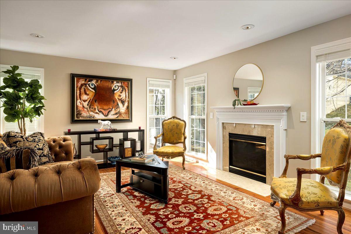 4586 Kieland Ridge Road Fairfax, VA 22030 - Photo 17 of 47 Living Room