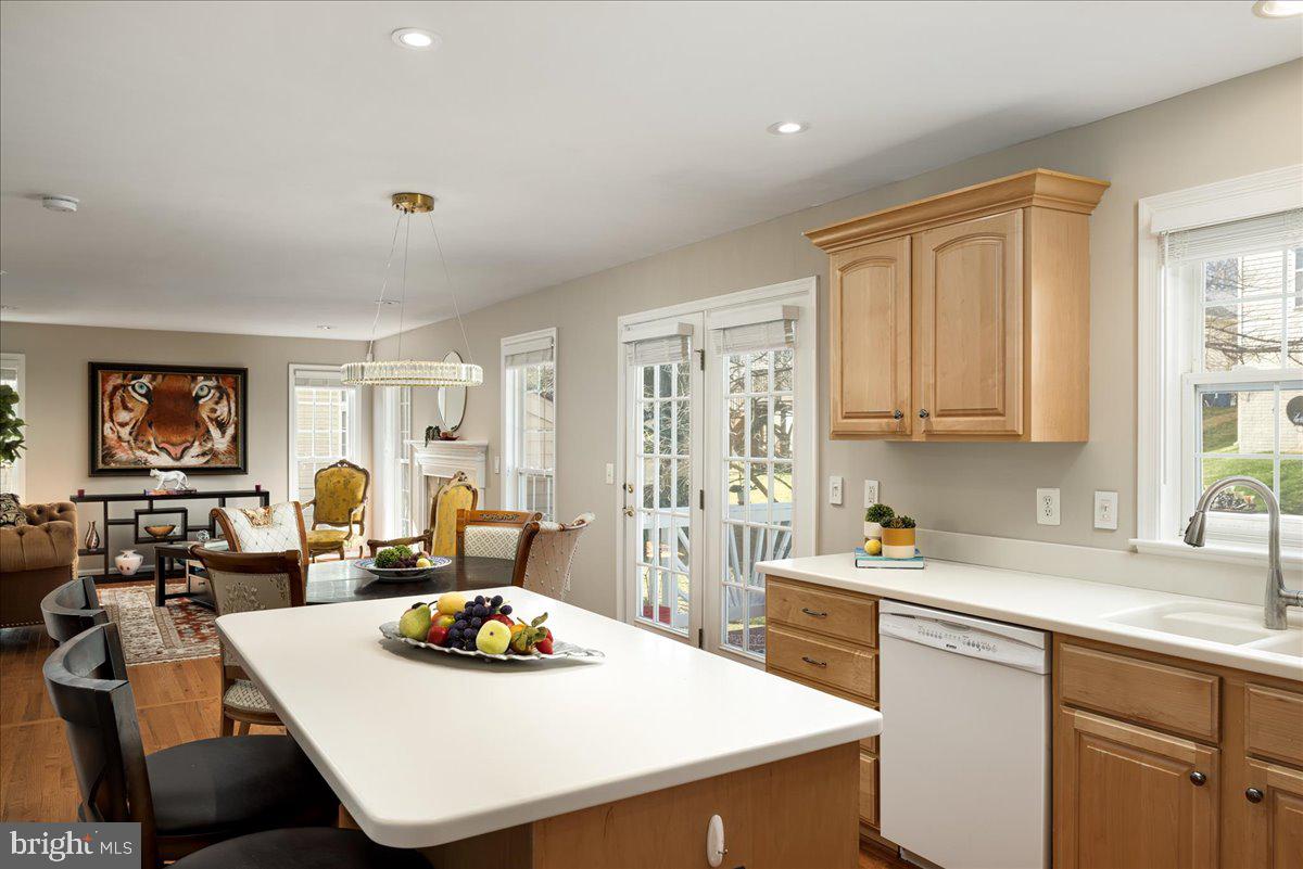 4586 Kieland Ridge Road Fairfax, VA 22030 - Photo 20 of 47 Kitchen