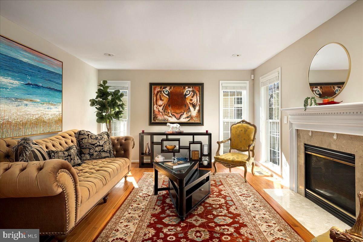 4586 Kieland Ridge Road Fairfax, VA 22030 - Photo 2 of 47 Living Room