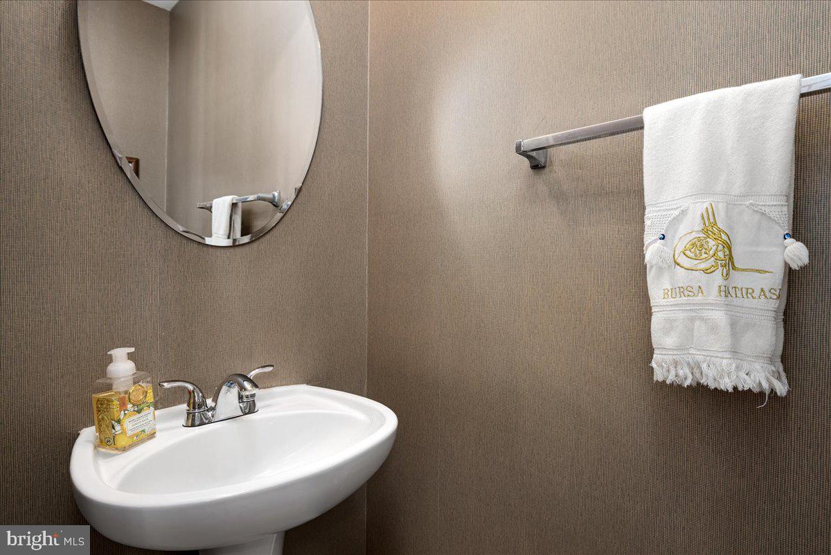 4586 Kieland Ridge Road Fairfax, VA 22030 - Photo 27 of 47 Main Level Bath