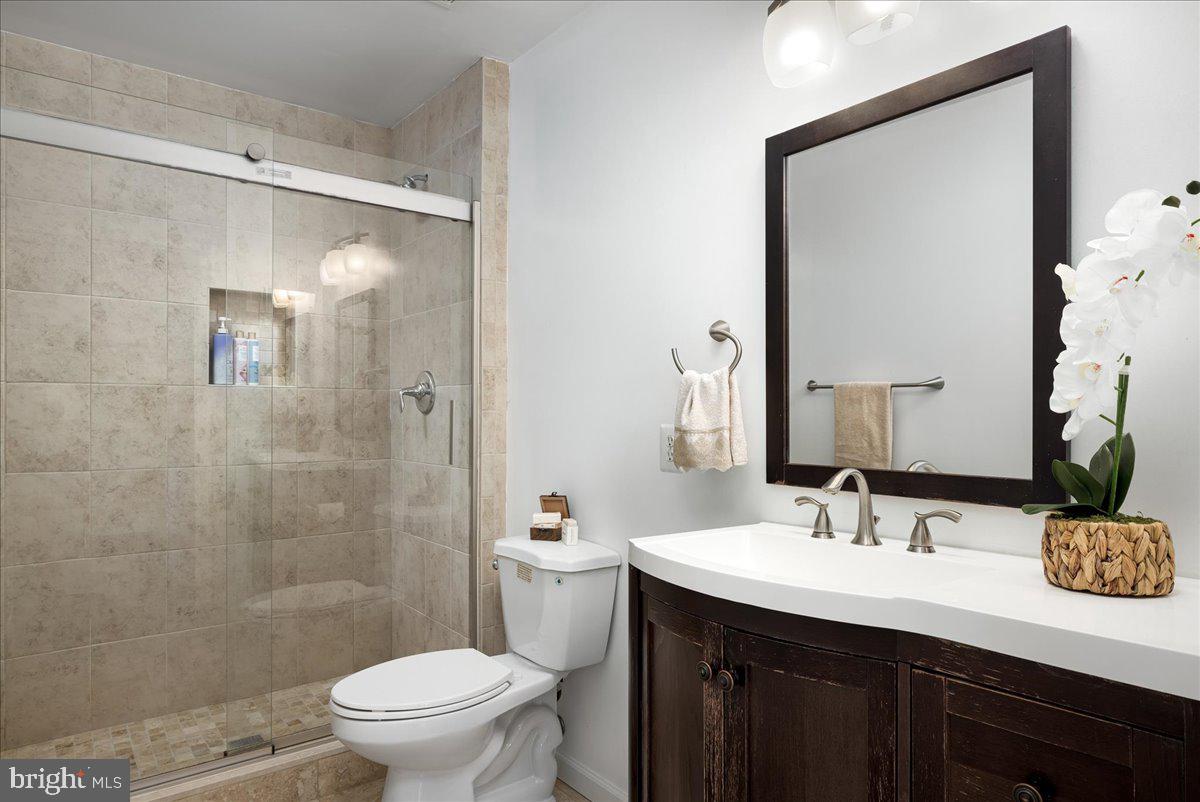 4586 Kieland Ridge Road Fairfax, VA 22030 - Photo 28 of 47 Bathroom 2