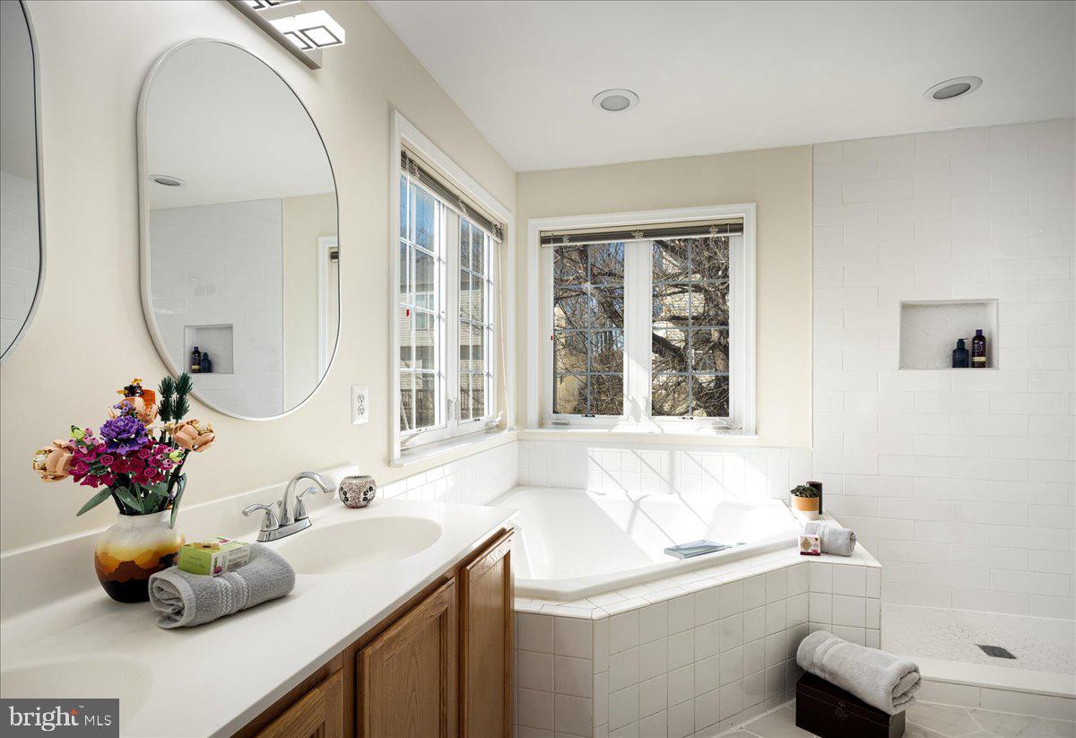 4586 Kieland Ridge Road Fairfax, VA 22030 - Photo 6 of 47 Primary Bathroom