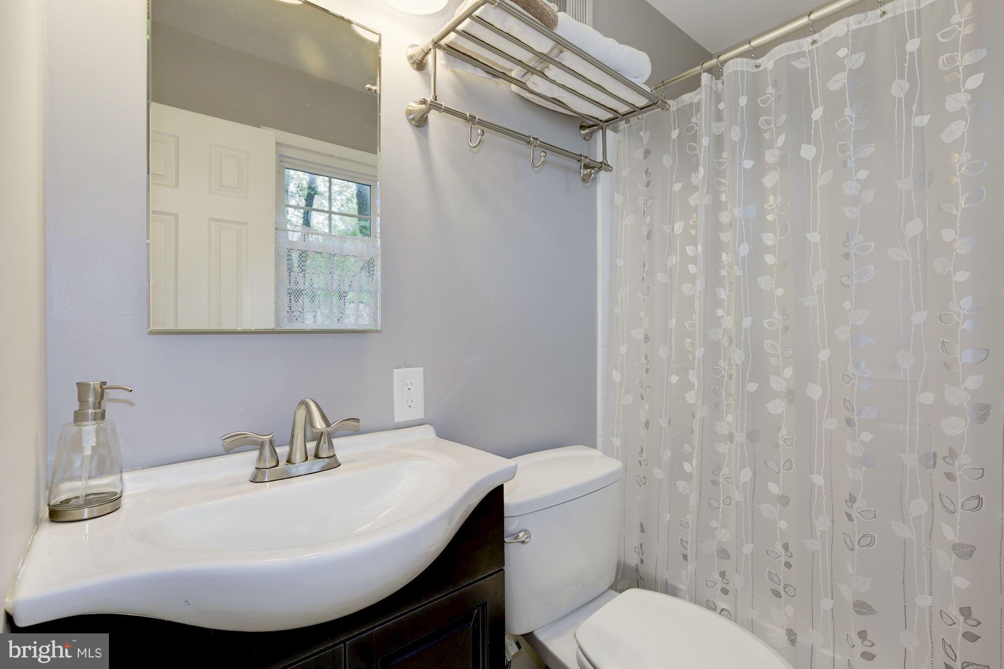 8504 Atwell Road Potomac, MD 20854 - Photo 22 of 30 Bath