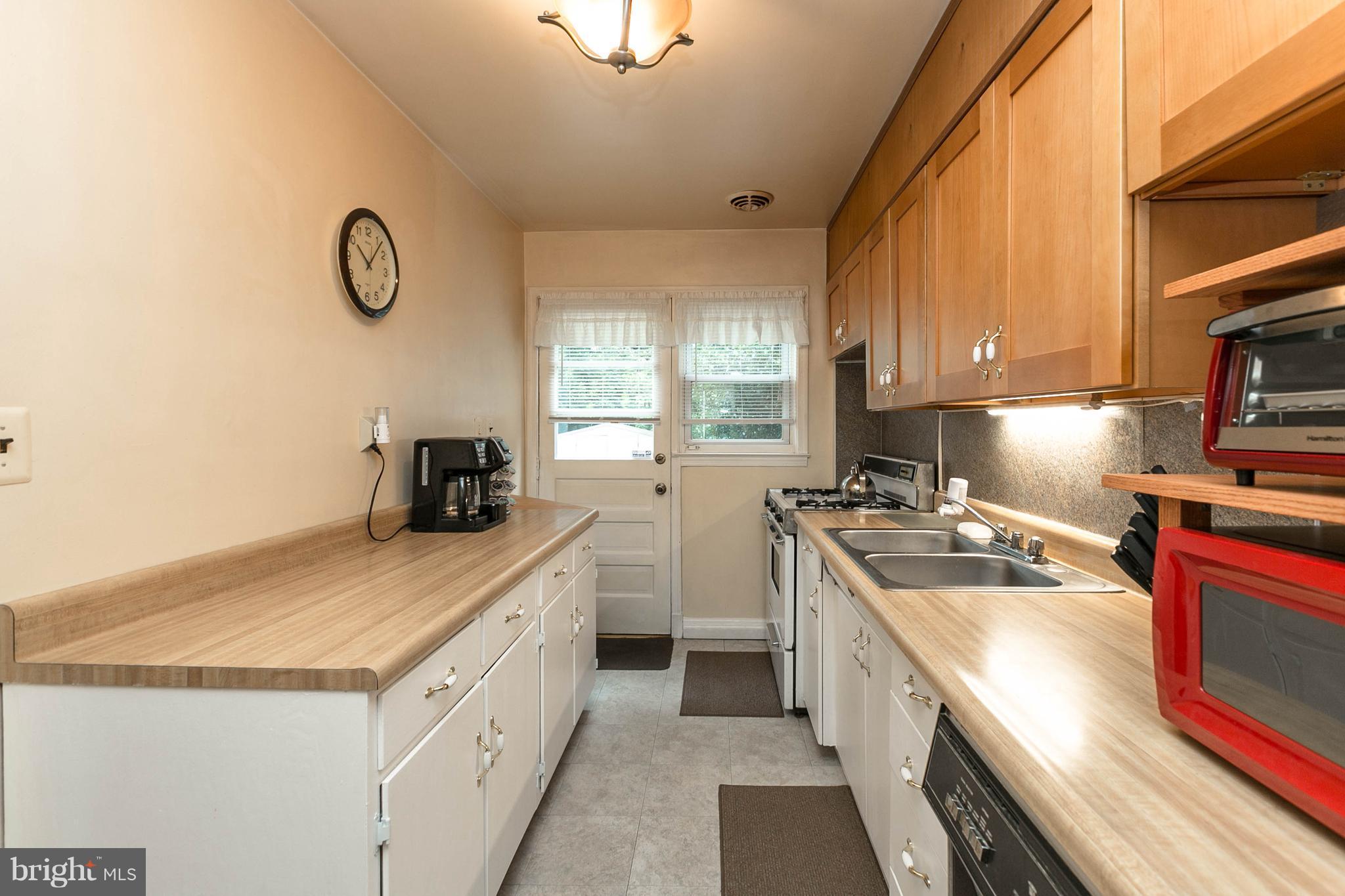9 Mardrew Road Baltimore, MD 21229 - Photo 8 of 26 Access to Fenced Rear Yard from Kitchen