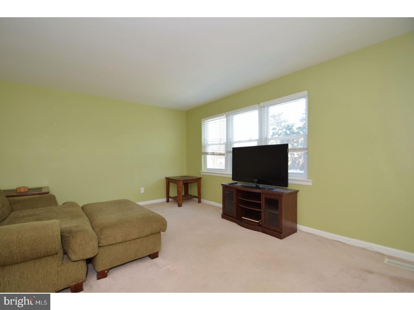 10838 Rayland Road Philadelphia, PA 19154 - Photo 5 of 25 Great Room