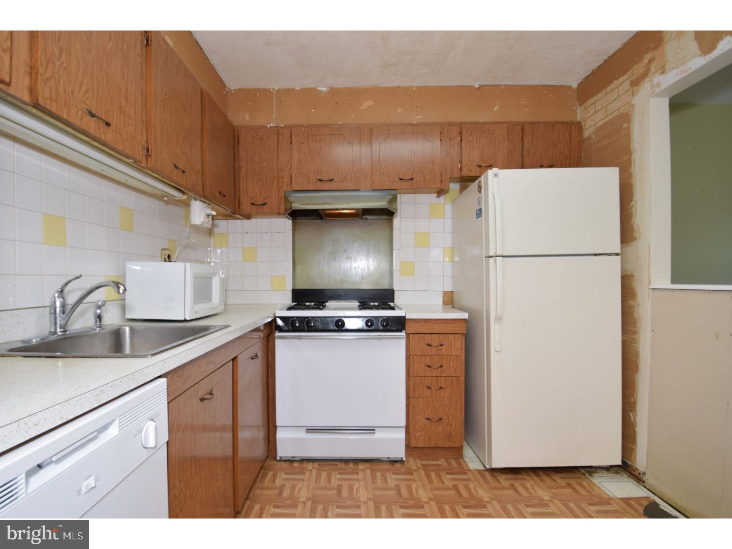 10838 Rayland Road Philadelphia, PA 19154 - Photo 10 of 25 Kitchen
