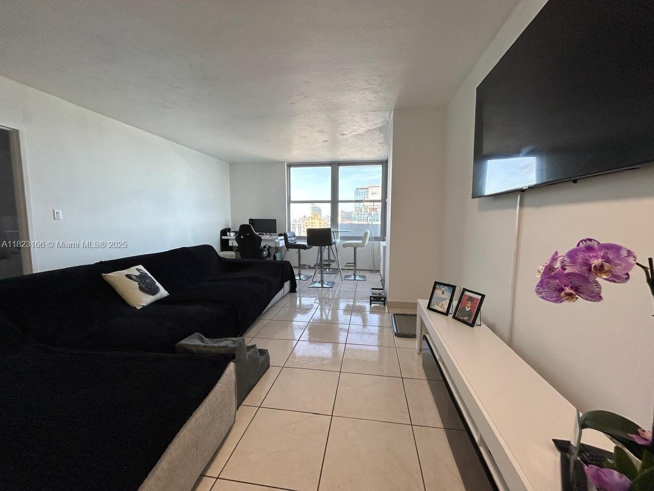 2899 Collins Avenue, Unit 1717 Miami Beach, FL 33140 - Photo 11 of 32 a living room with furniture
