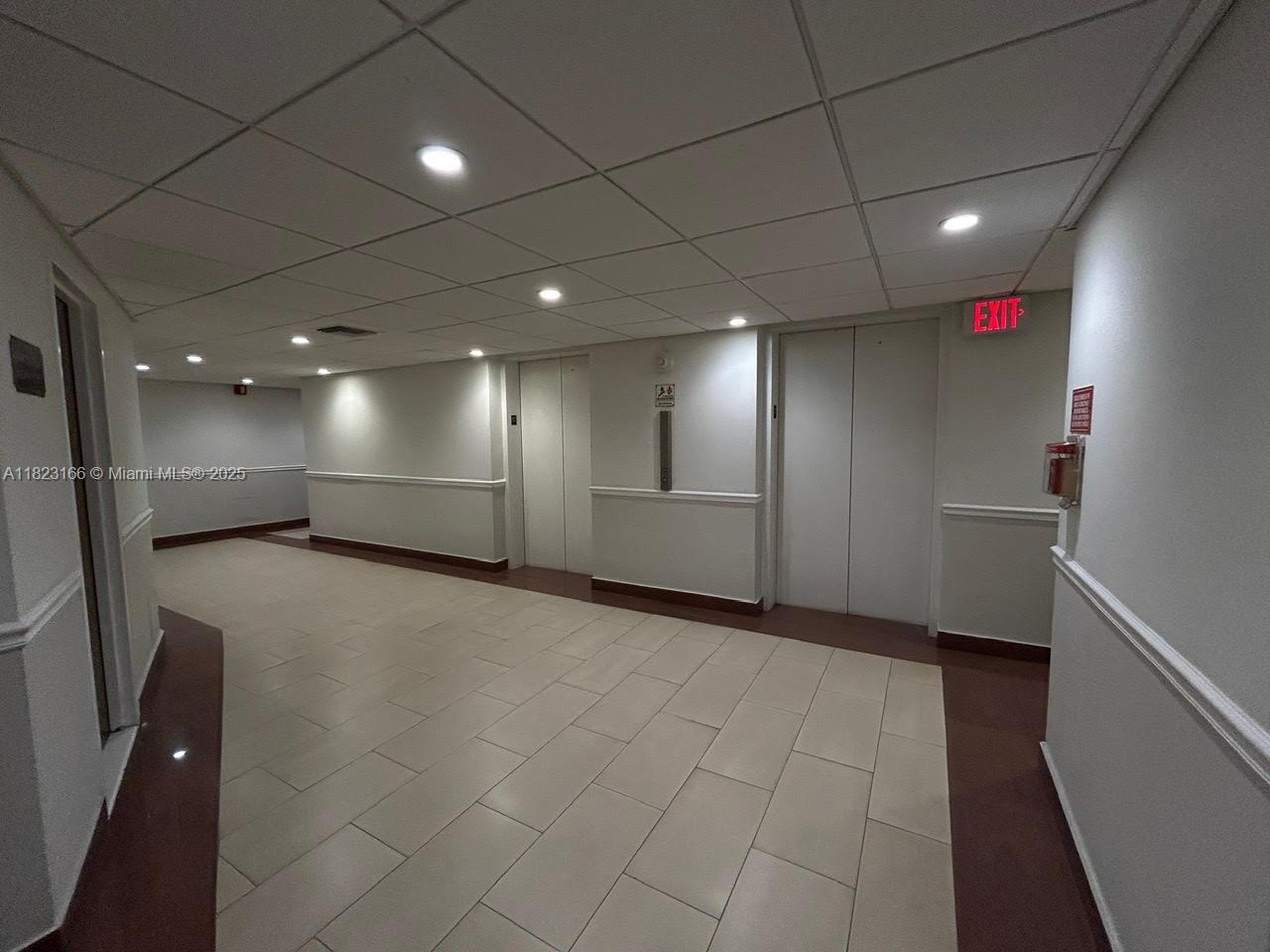 2899 Collins Avenue, Unit 1717 Miami Beach, FL 33140 - Photo 8 of 32 a view of hallway with a projector
