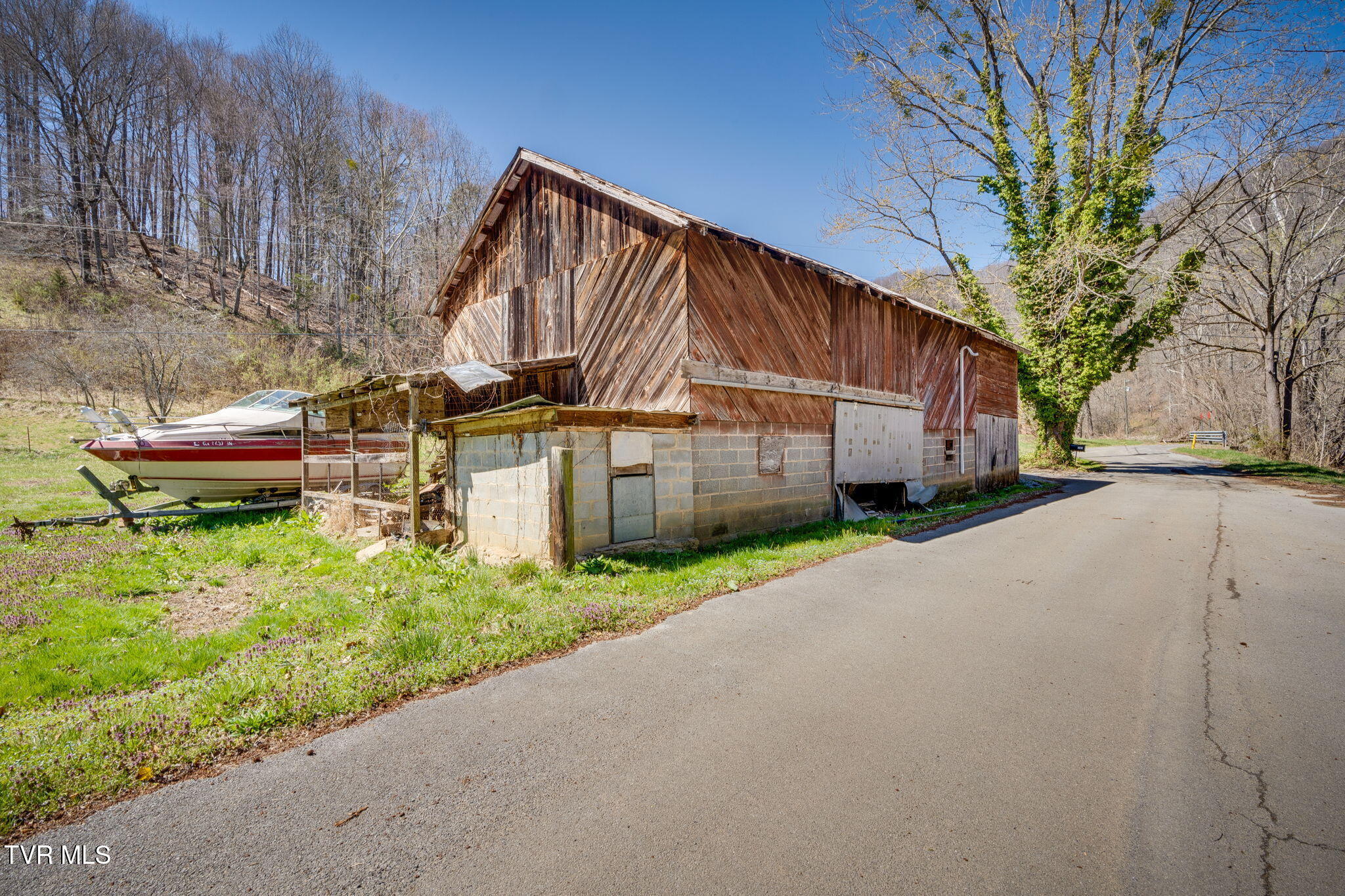 501 Polly Erwin Road Erwin, TN 37650 - Photo 11 of 40 011